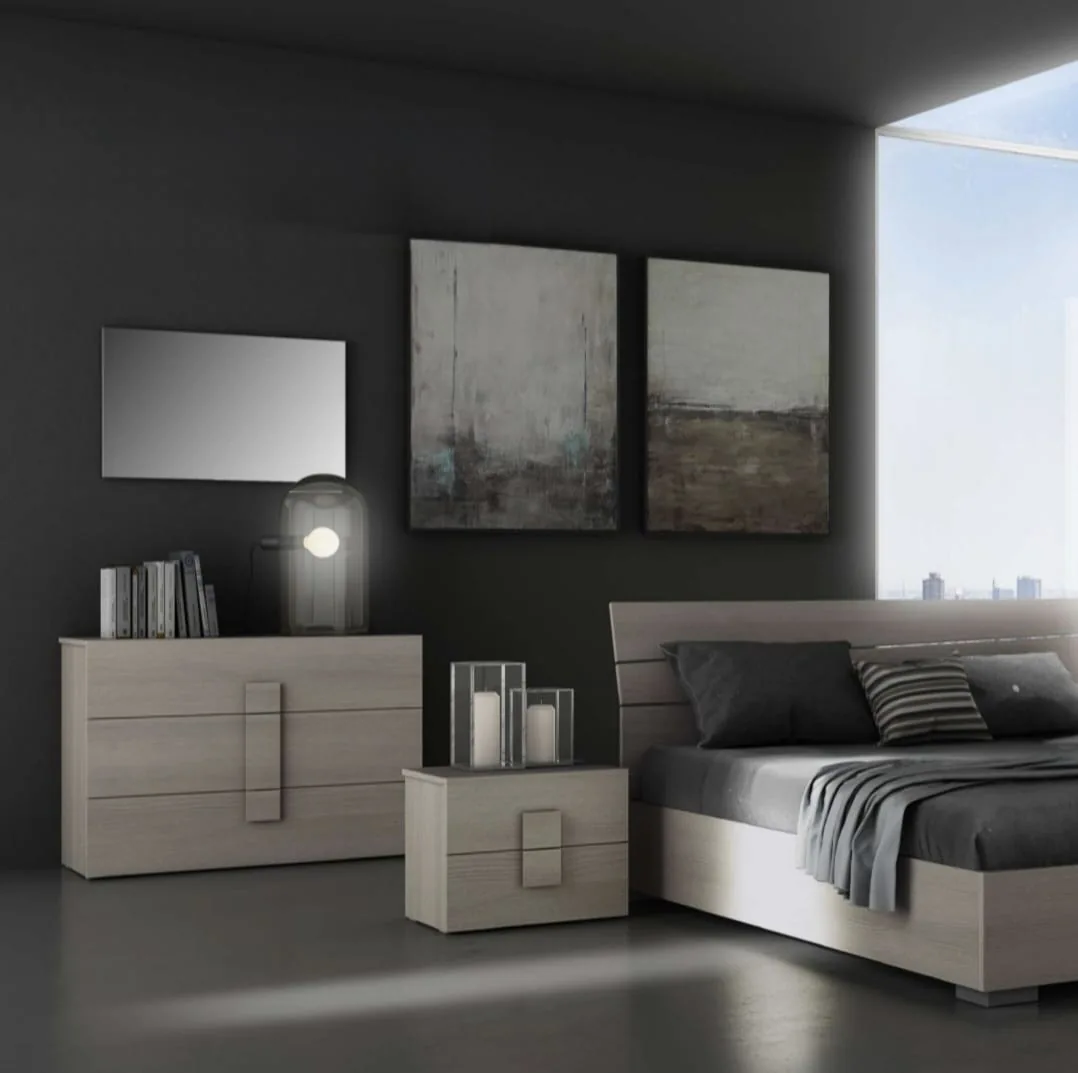 Camera matrimoniale della Promo Casa con letto, comodino, comò e specchio