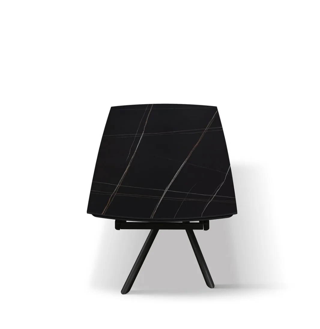 Tavolo allungabile con piano in ceramica nero e gambe in metallo